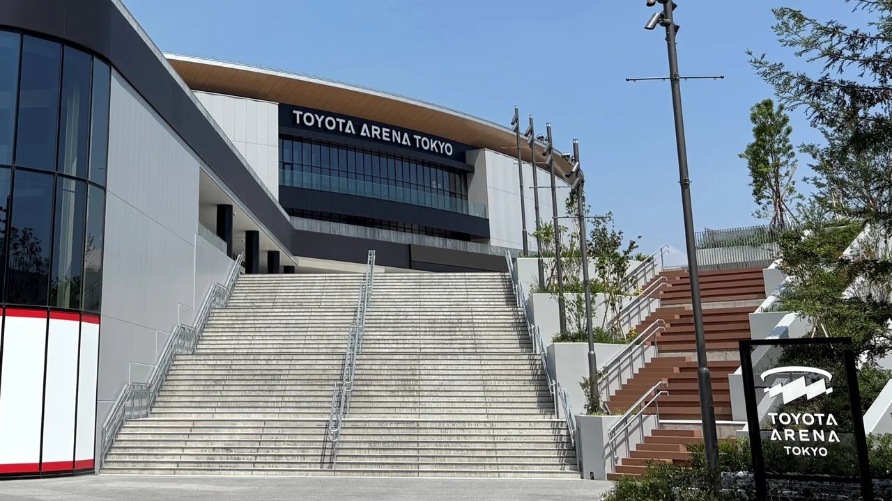 TOYOTA ARENA TOKYOへ向かう屋外の階段と建物