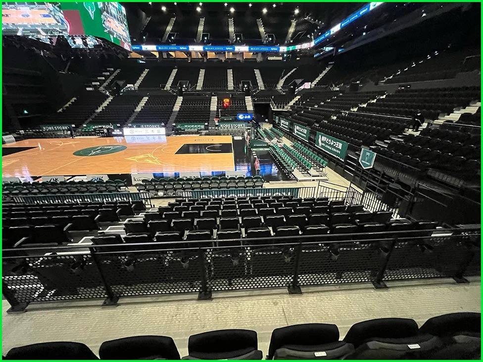 GLION ARENA KOBEの100レベルNORTHサイドから見たコートと客席