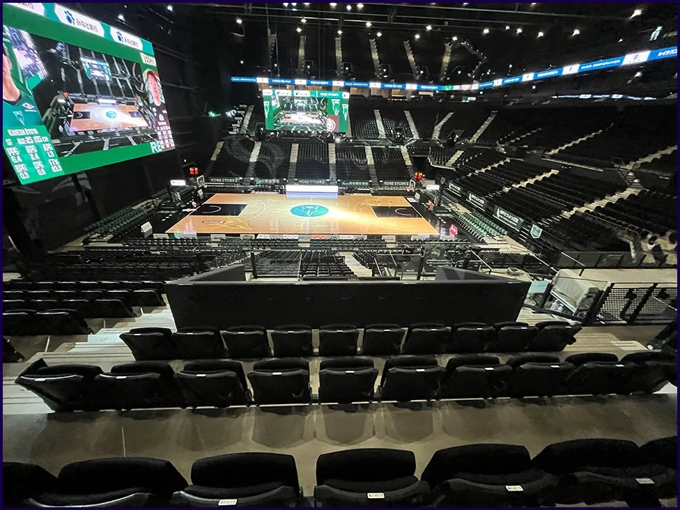 GLION ARENA KOBEの300レベルNORTHセンターから見たコートと客席